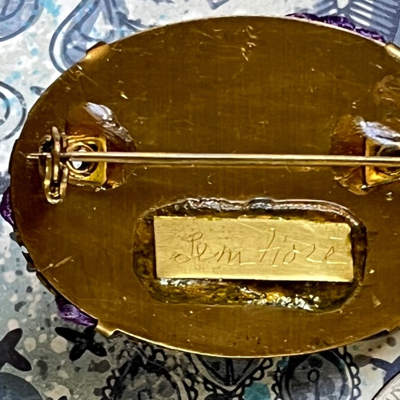 LENA FIORE Sparkling Embellished Metal Oval Brooch - Picture 3 of 4